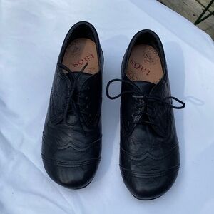 Taos Jive 2 Classic Black Leather Wingtip Oxfords - Women’s 7.5M